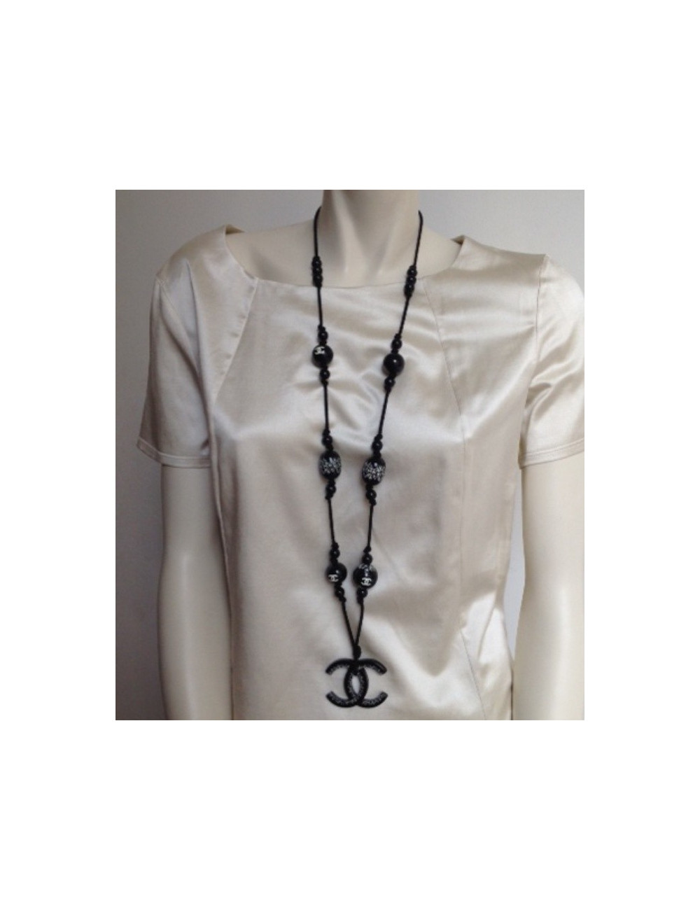 sautoir CHANEL perles noires sur cordon