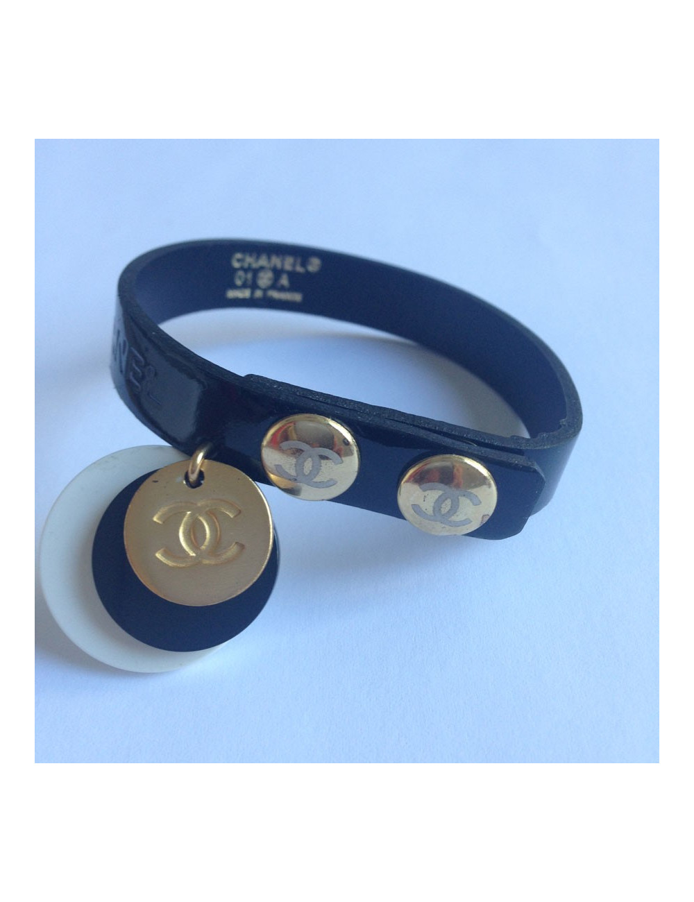 Bracelet CHANEL breloques & cuir verni noir