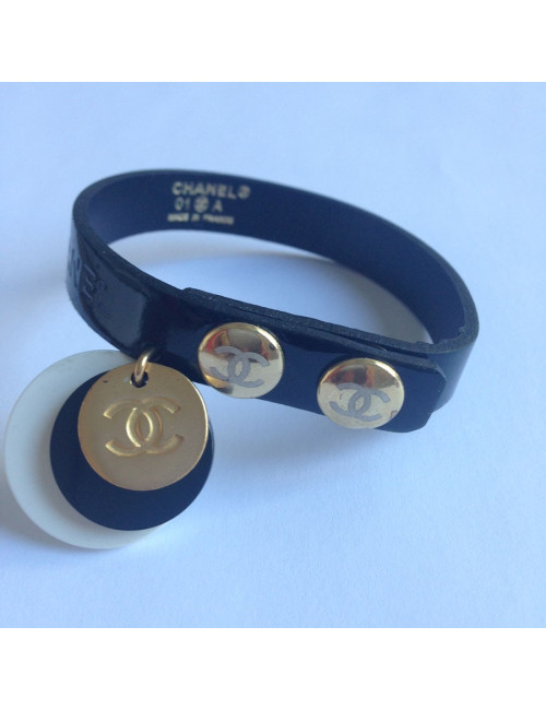 Bracelet CHANEL breloques & cuir verni noir