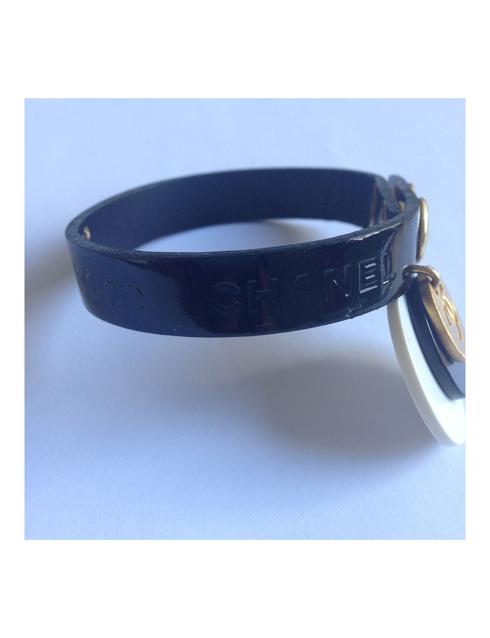 Bracelet CHANEL breloques & cuir verni noir