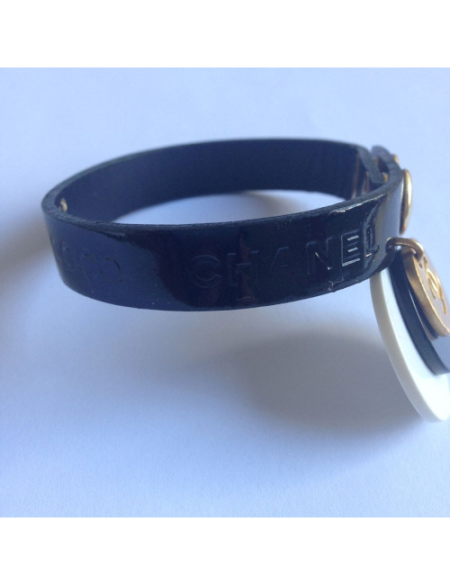Bracelet CHANEL breloques & cuir verni noir
