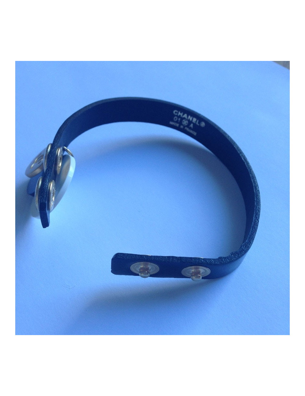 Bracelet CHANEL breloques & cuir verni noir