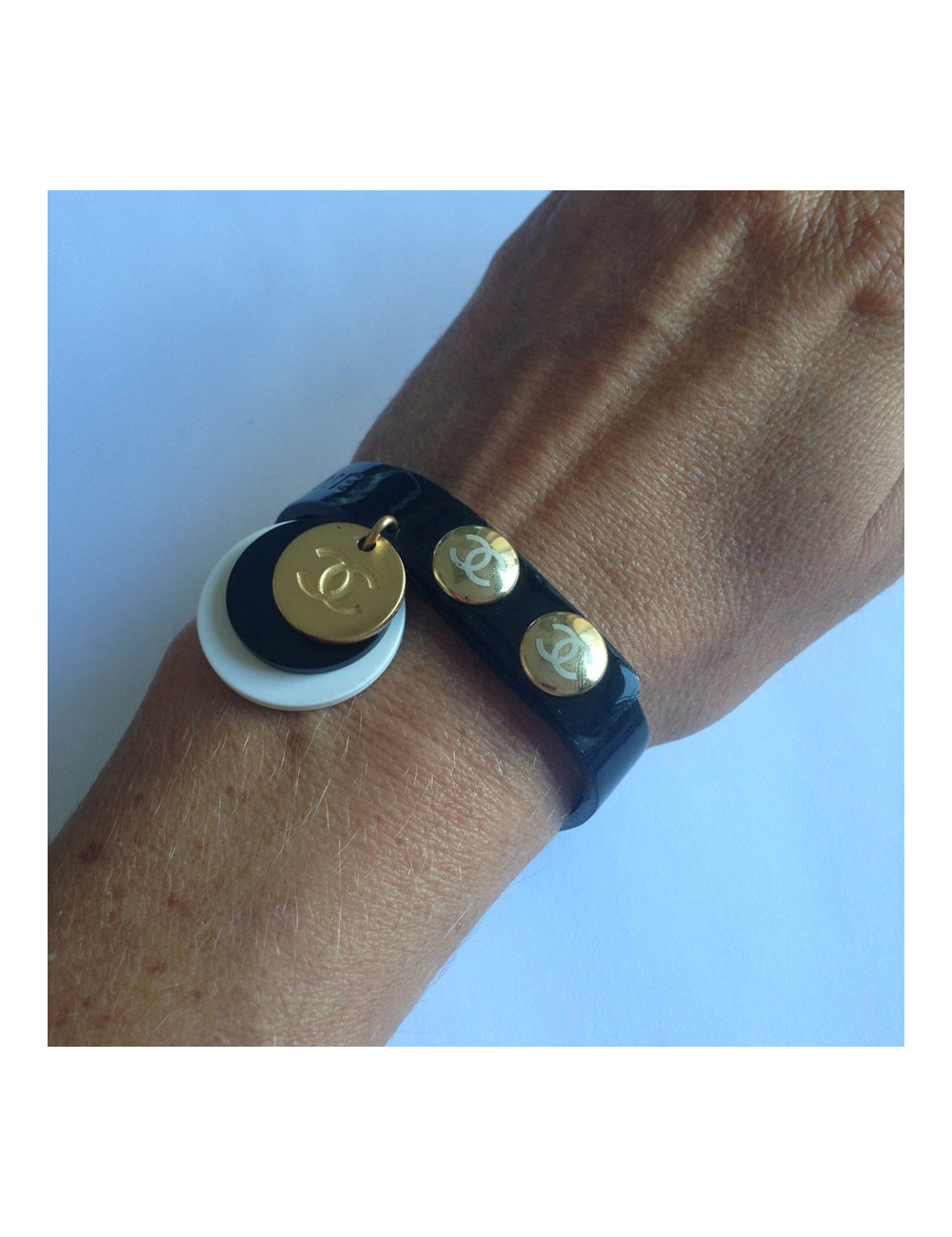 Bracelet CHANEL breloques & cuir verni noir