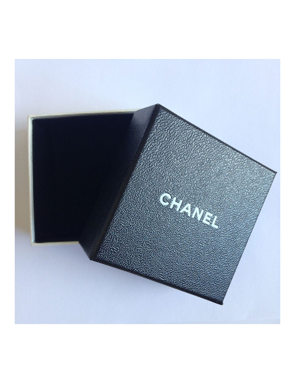 Bracelet CHANEL breloques & cuir verni noir