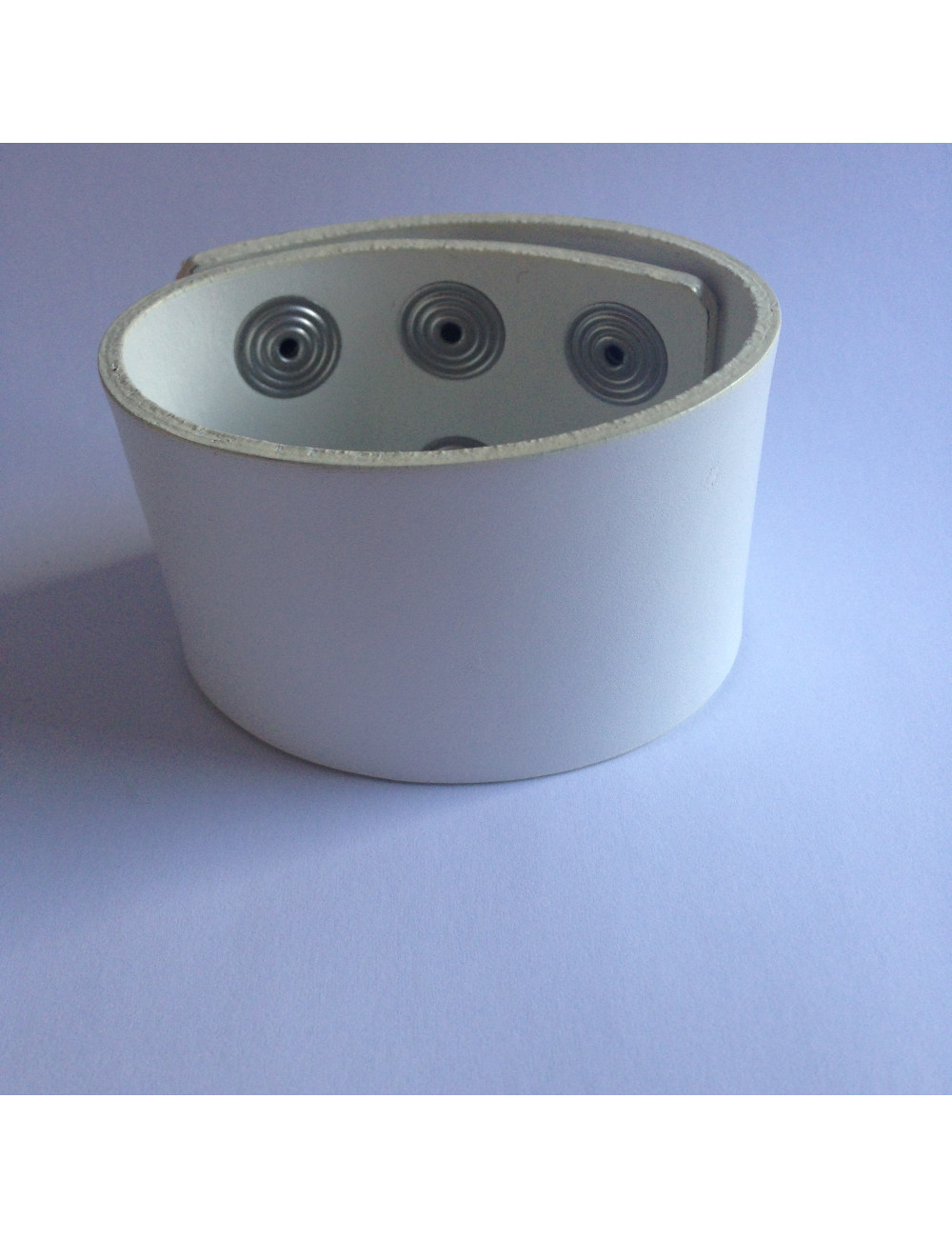 Large bracelet CHANEL en cuir blanc