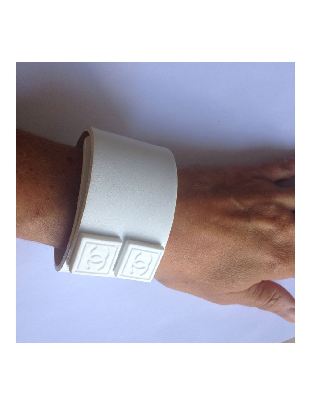 Large bracelet CHANEL en cuir blanc