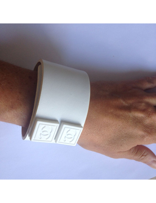 Large bracelet CHANEL en cuir blanc
