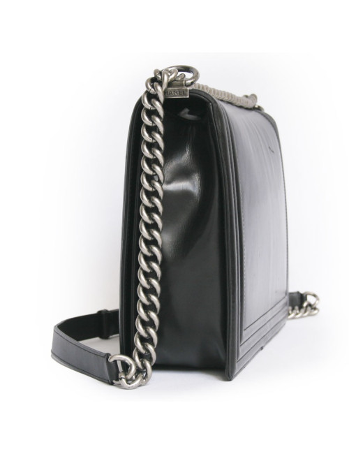 Sac "Boy" CHANEL en cuir lisse noir