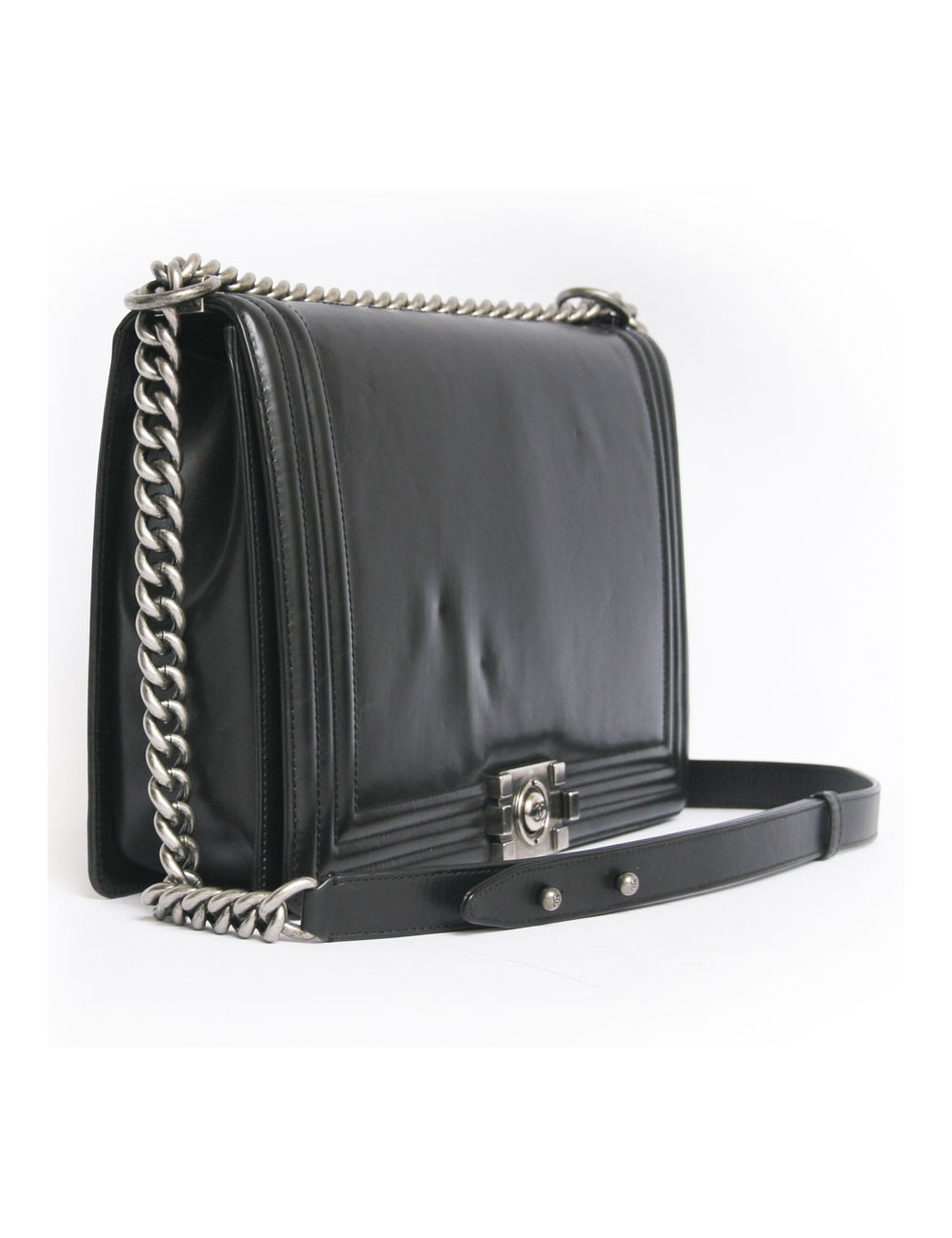 Sac "Boy" CHANEL en cuir lisse noir