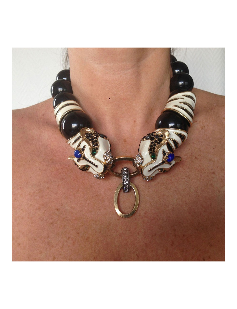 Collier LANVIN tête de tigre en résine ivoire et noire.