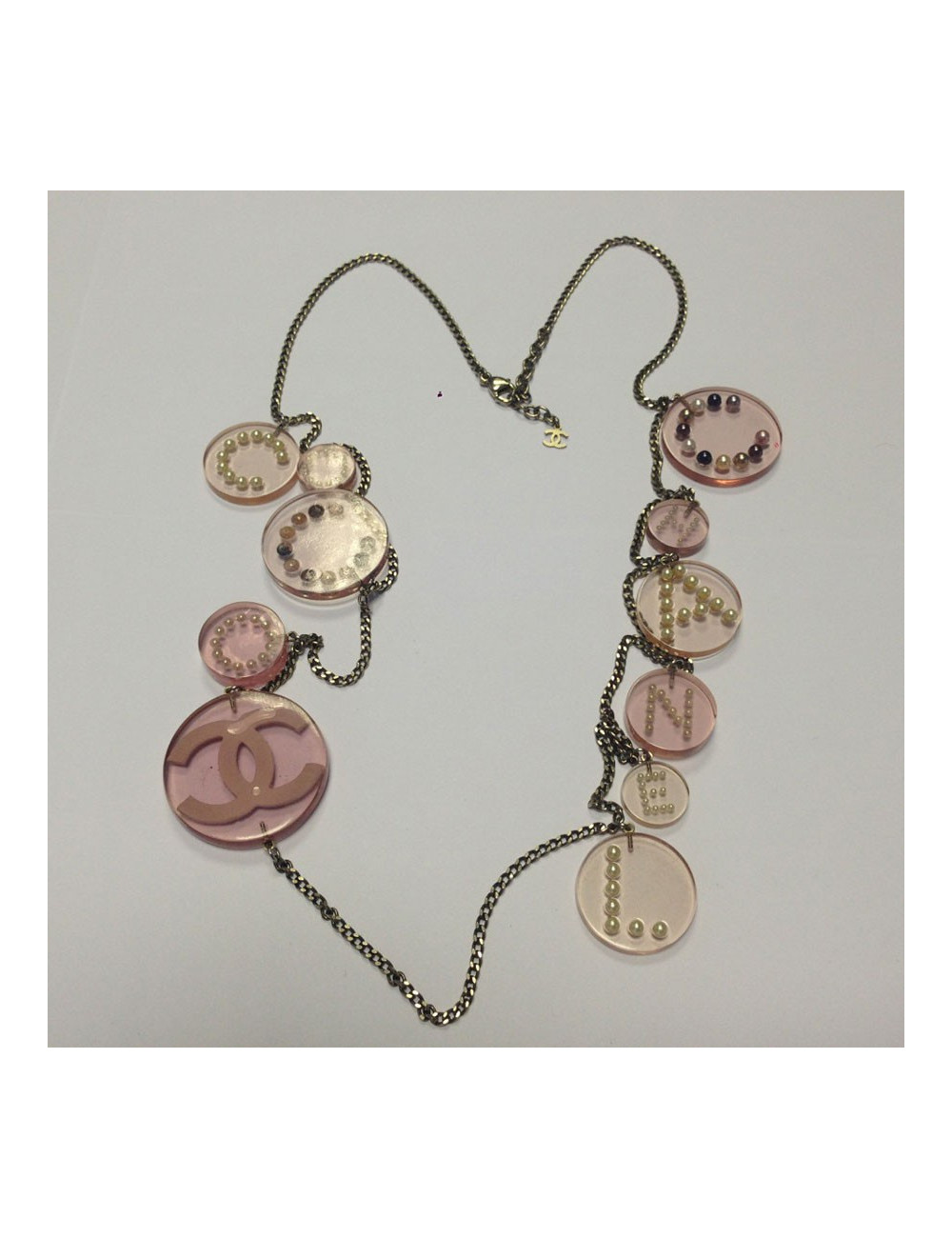 Collier CHANEL en plexi rose