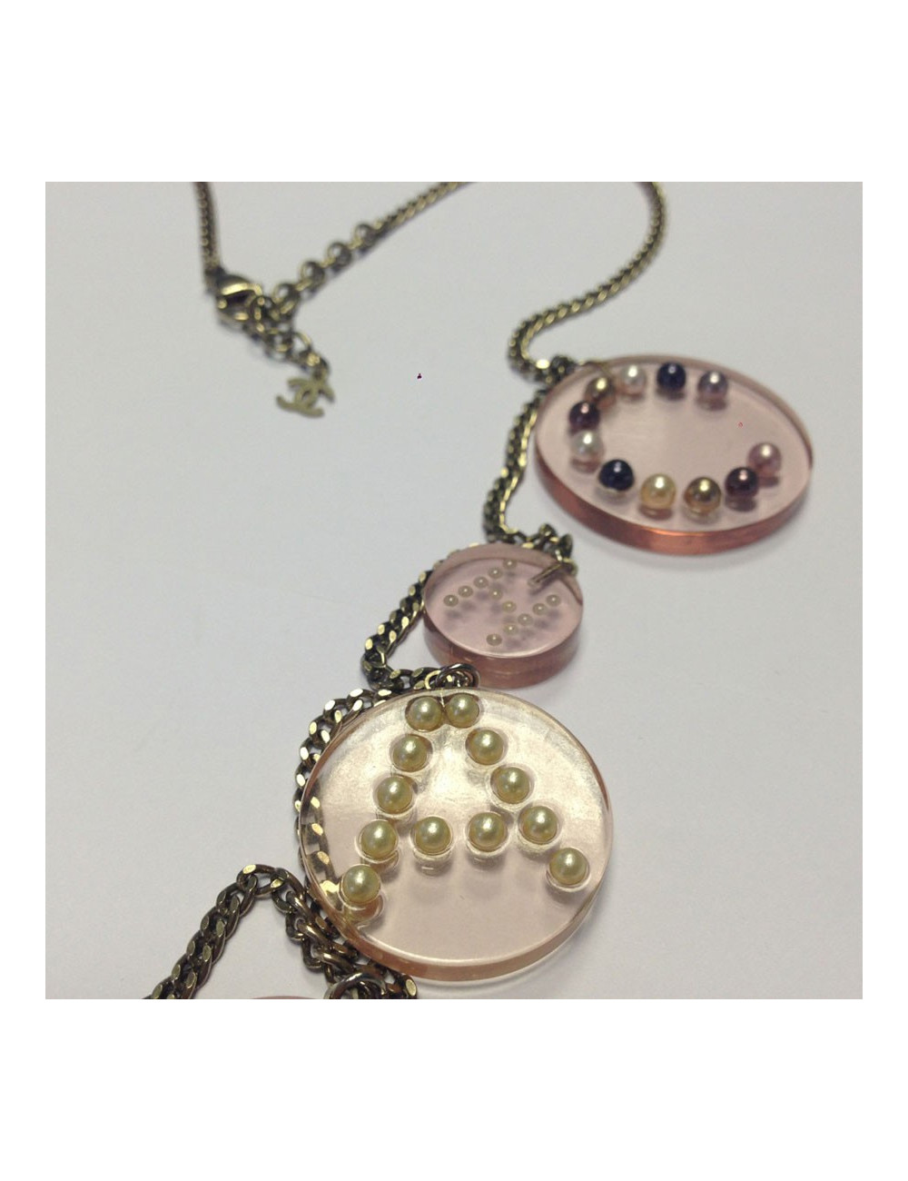 Collier CHANEL en plexi rose