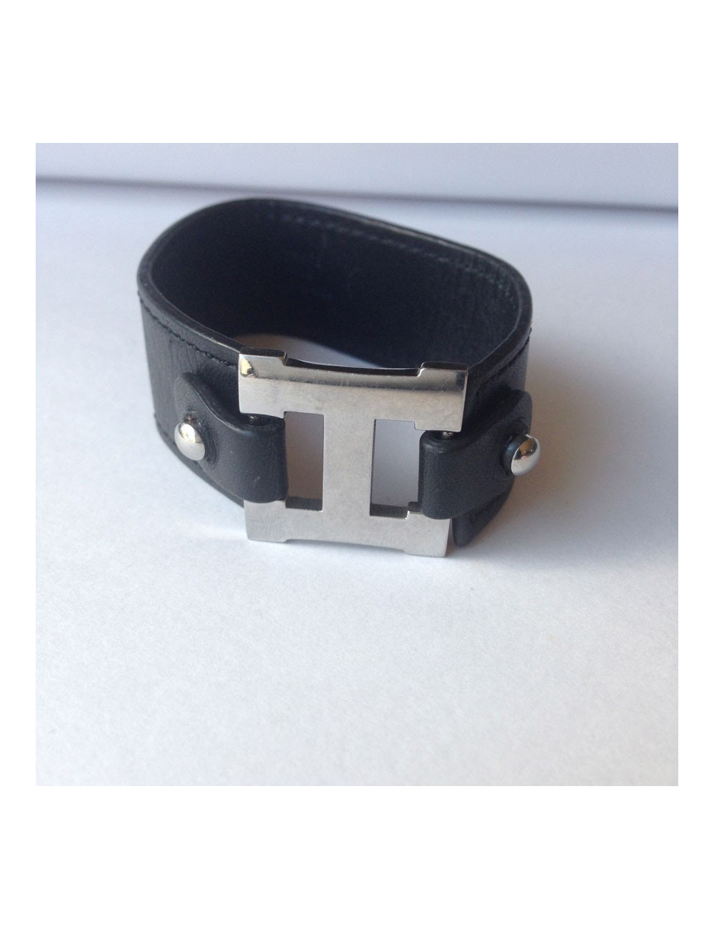 Bracelet HERMES cuir noir et "H" palladié
