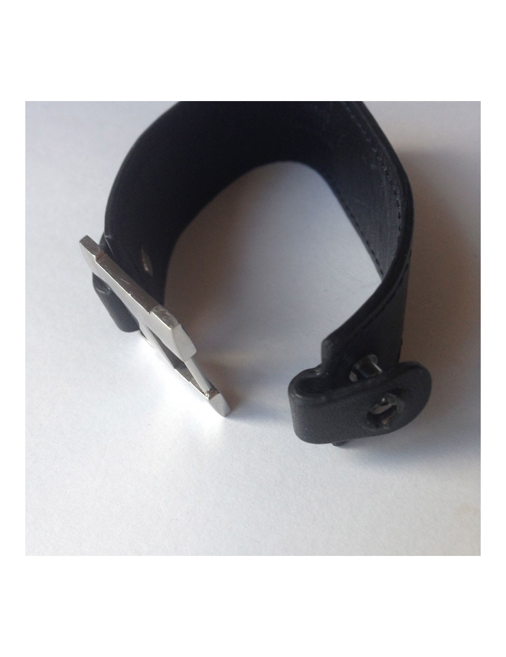 Bracelet HERMES cuir noir et "H" palladié