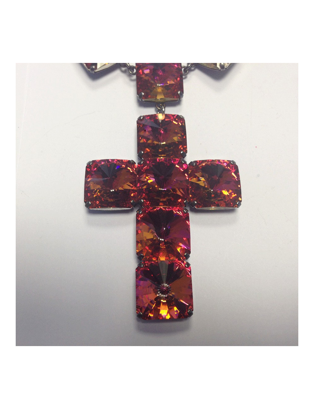 Collier croix anonyme en strass rose