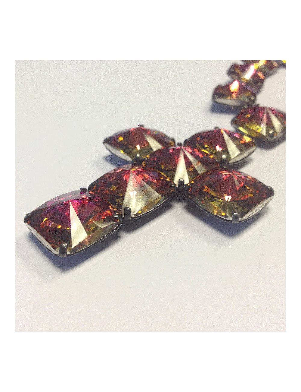 Collier croix anonyme en brillants multicolores