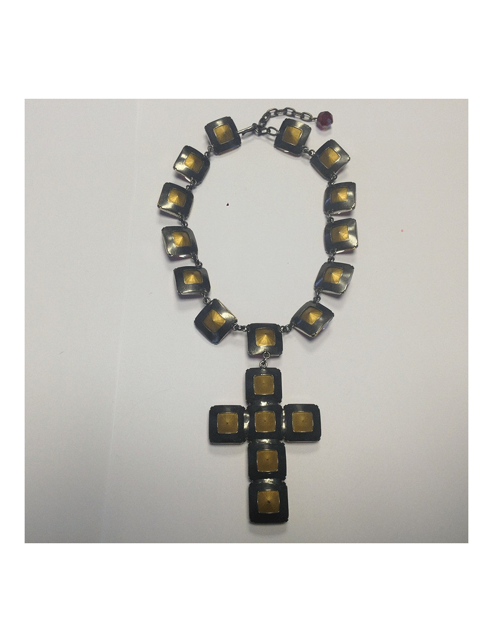 Collier croix anonyme en strass rose