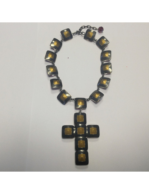 Collier croix anonyme en strass rose