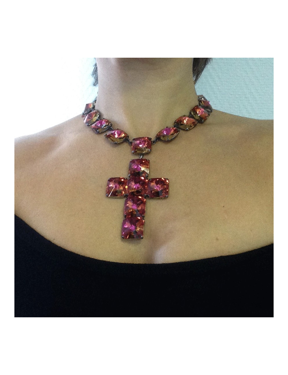 Collier croix anonyme en brillants multicolores