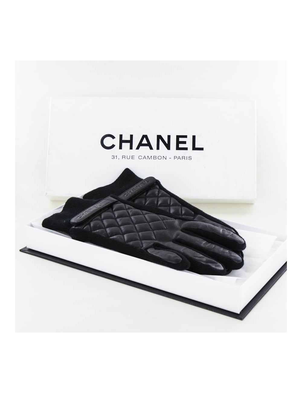 Paire de gants CHANEL en cuir noir