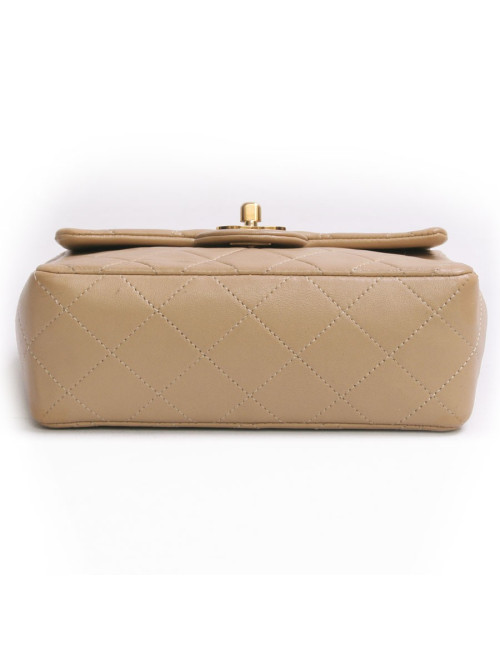 mini sac CHANEL matelassé en cuir d'agneau beige