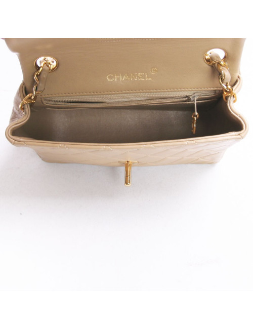 mini sac CHANEL matelassé en cuir d'agneau beige