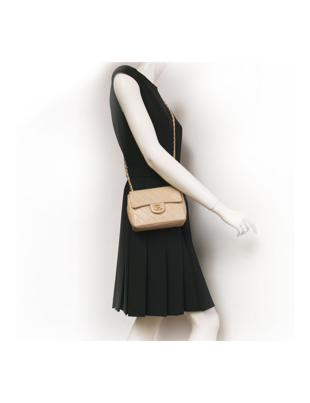 mini sac CHANEL matelassé en cuir d'agneau beige