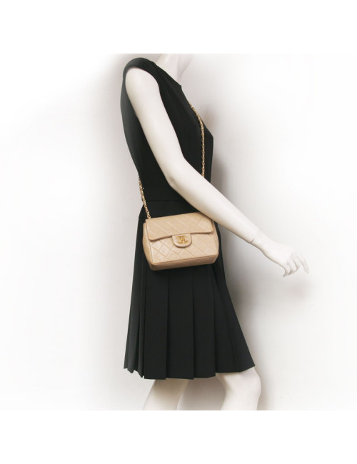 mini sac CHANEL matelassé en cuir d'agneau beige