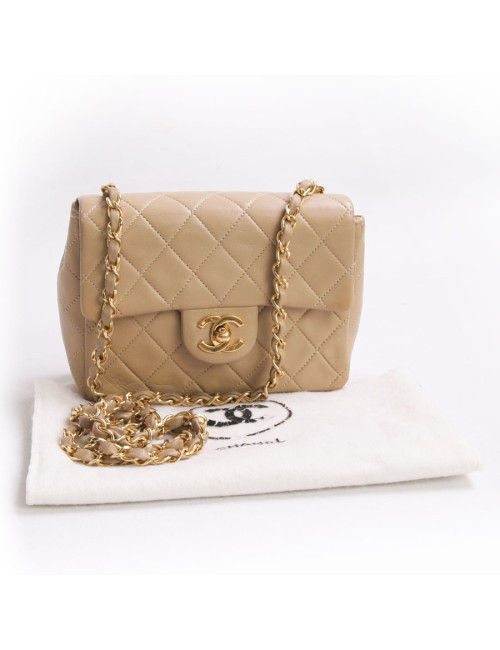 mini sac CHANEL matelassé en cuir d'agneau beige