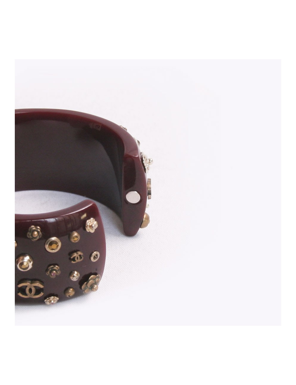 Manchette CHANEL bordeaux incrustée de camélias dorés