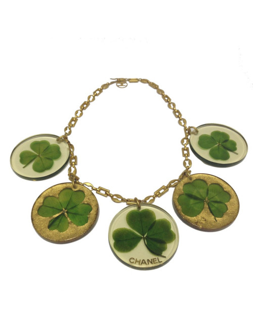 Collier CHANEL en plexiglas incrusté de trèfles