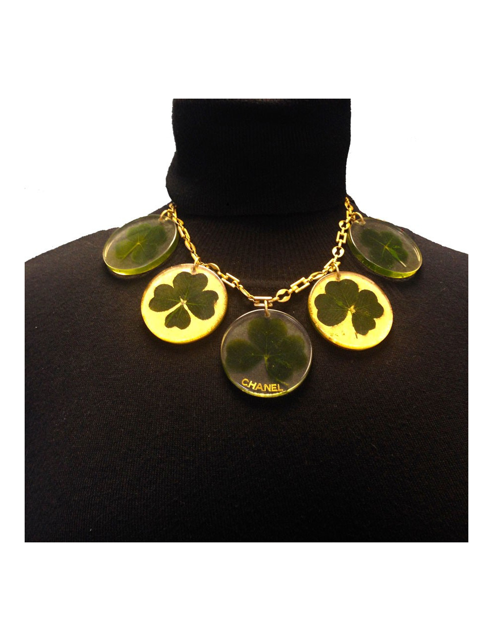 Collier CHANEL en plexiglas incrusté de trèfles