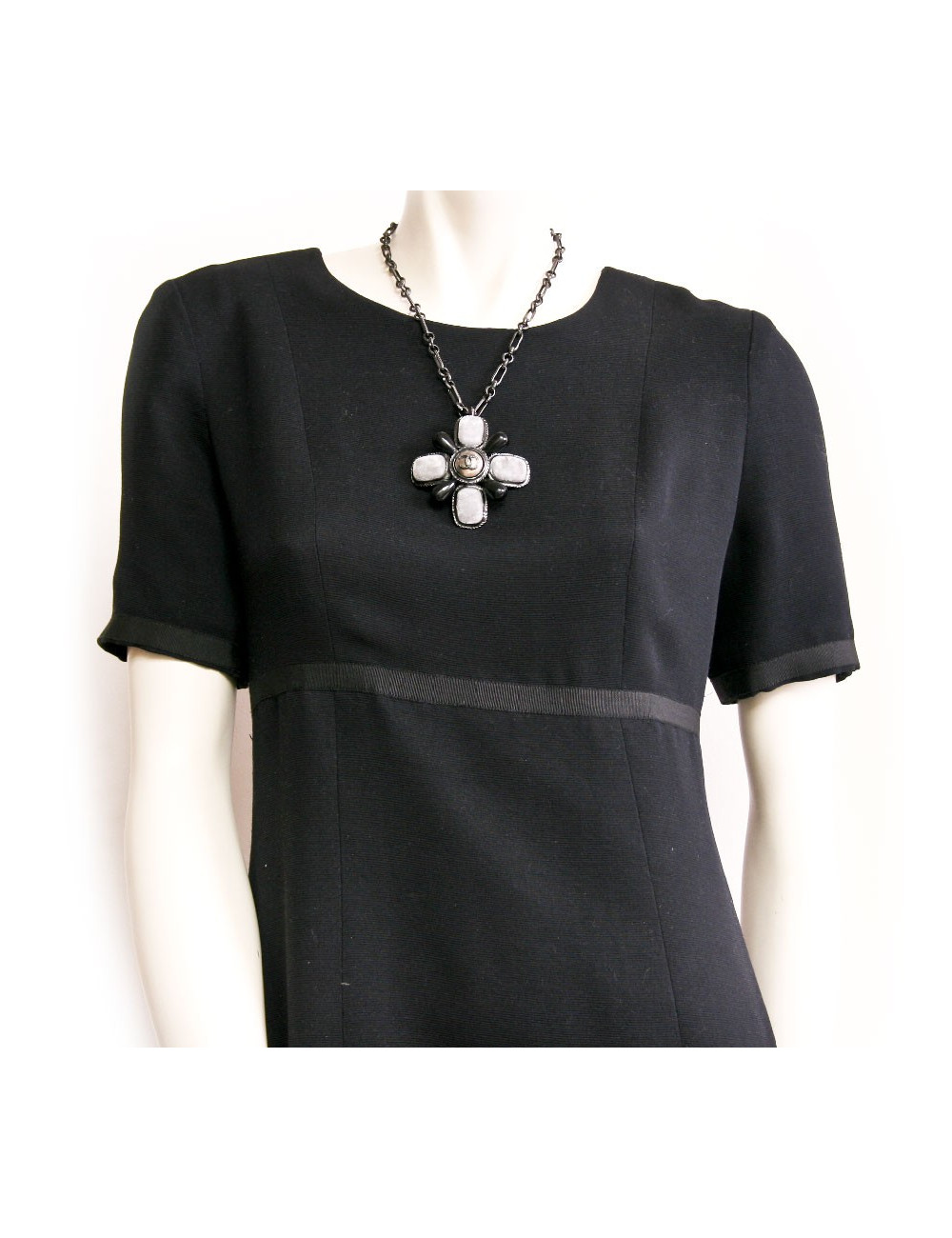 Collier bijou CHANEL pâte de verre et pane de velours gris