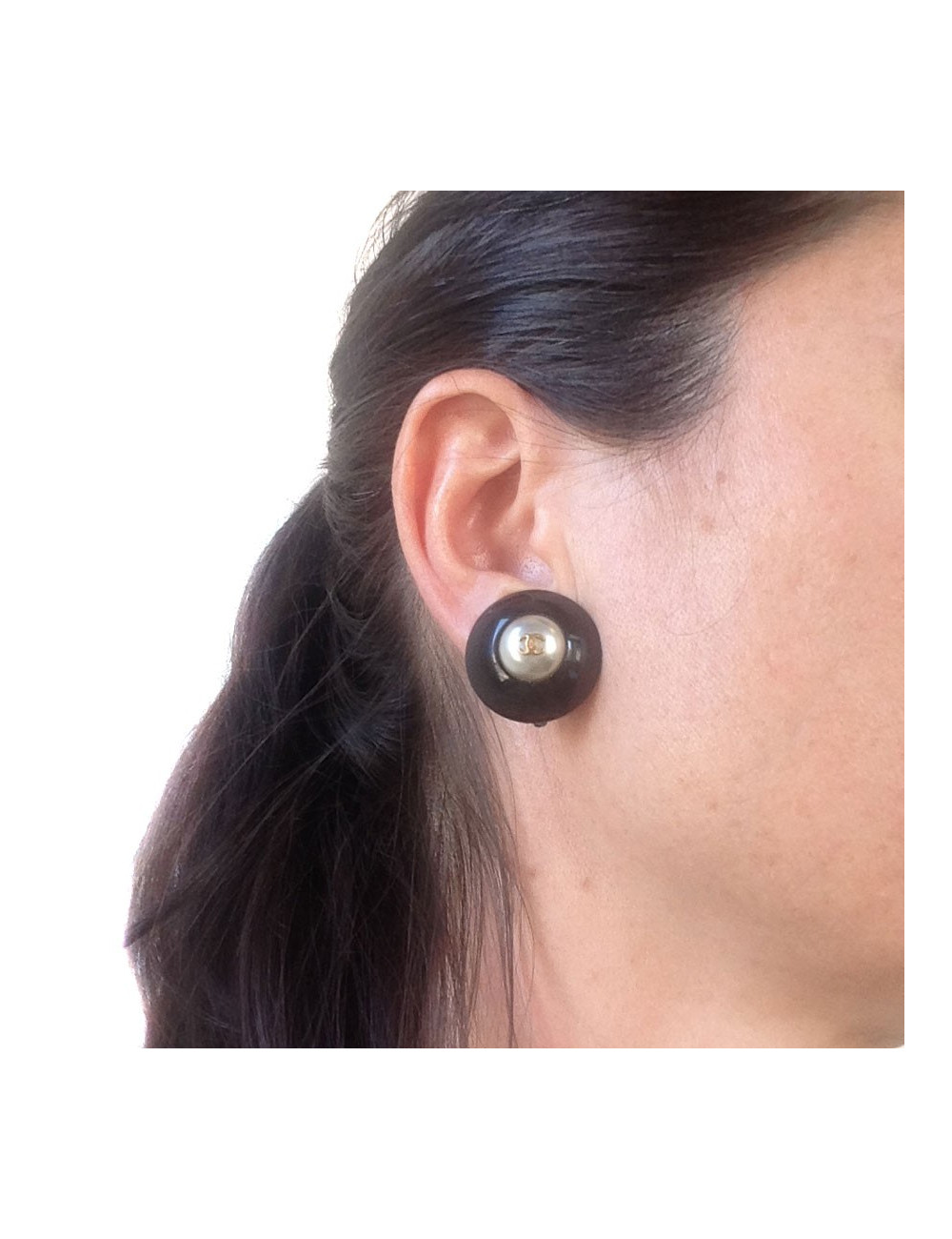 Clips CHANEL noirs et perles nacrées