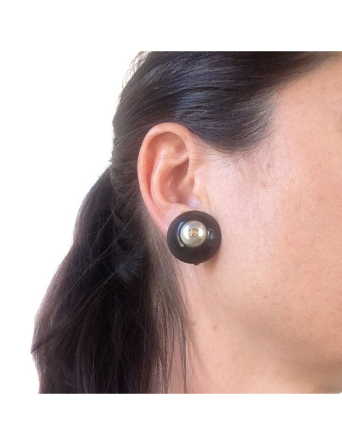 Clips CHANEL noirs et perles nacrées vintage