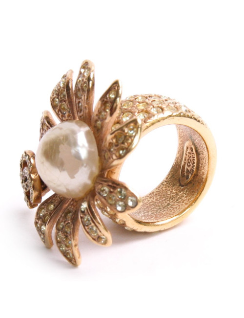 Bague CHANEL fleur dorée et strass
