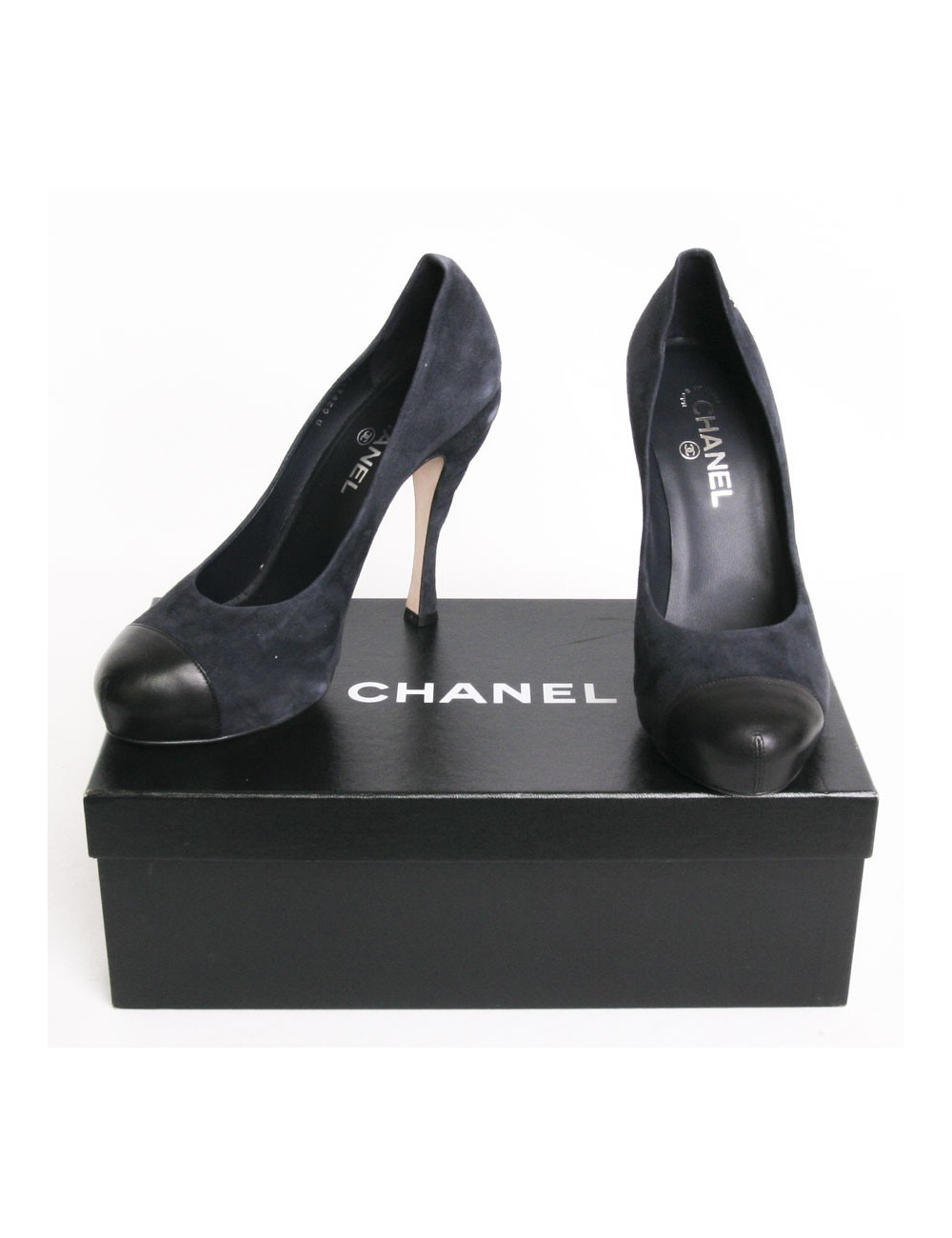 Escarpins CHANEL T 41 veau velours marine et bouts noirs