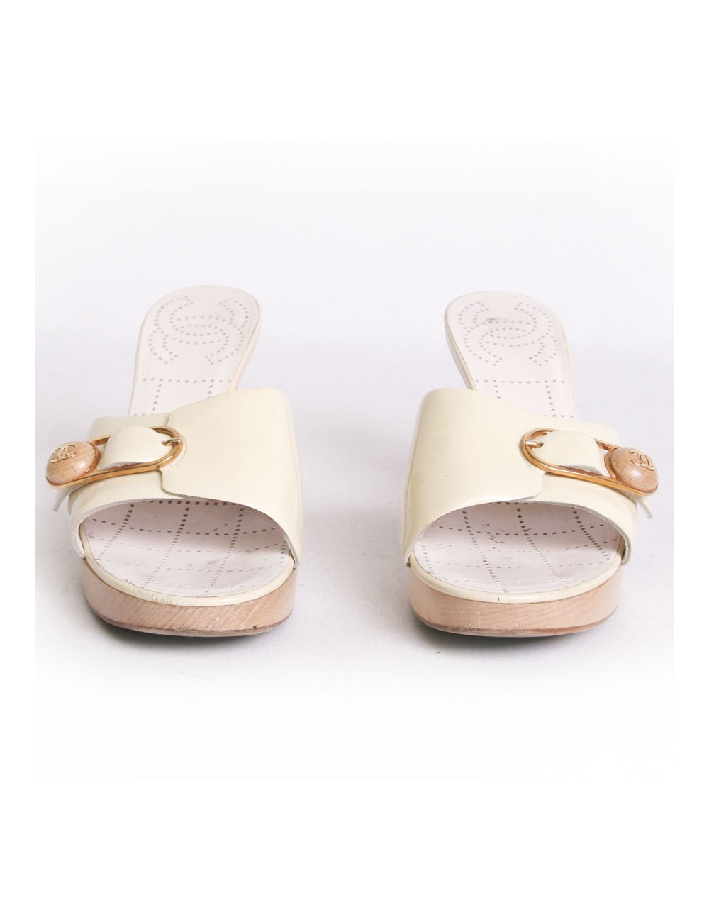 Sabots CHANEL T37 en bois et cuir verni jaune pâle