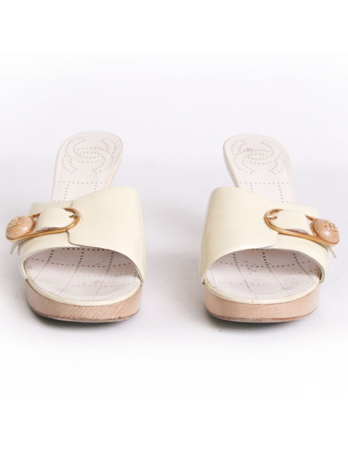 Sabots CHANEL T37 en bois et cuir verni jaune pâle