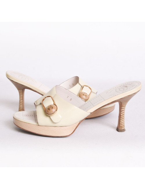 Sabots CHANEL T37 en bois et cuir verni jaune pâle