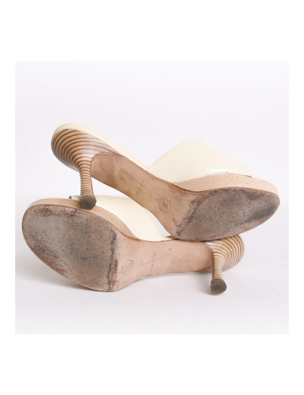 Sabots CHANEL T37 en bois et cuir verni jaune pâle