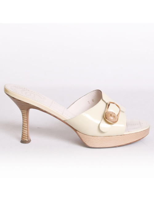 Sabots CHANEL T37 en bois et cuir verni jaune pâle