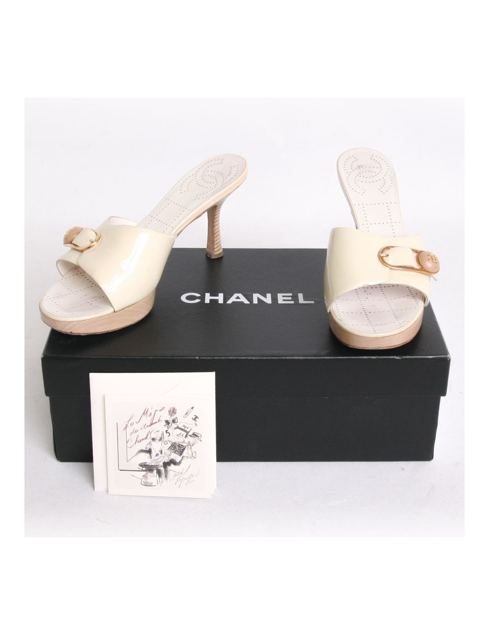 Sabots CHANEL T37 en bois et cuir verni jaune pâle