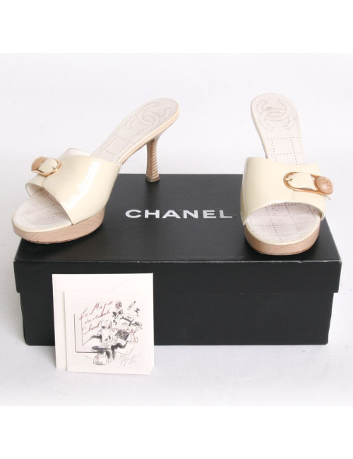 Sabots CHANEL T37 en bois et cuir verni jaune pâle