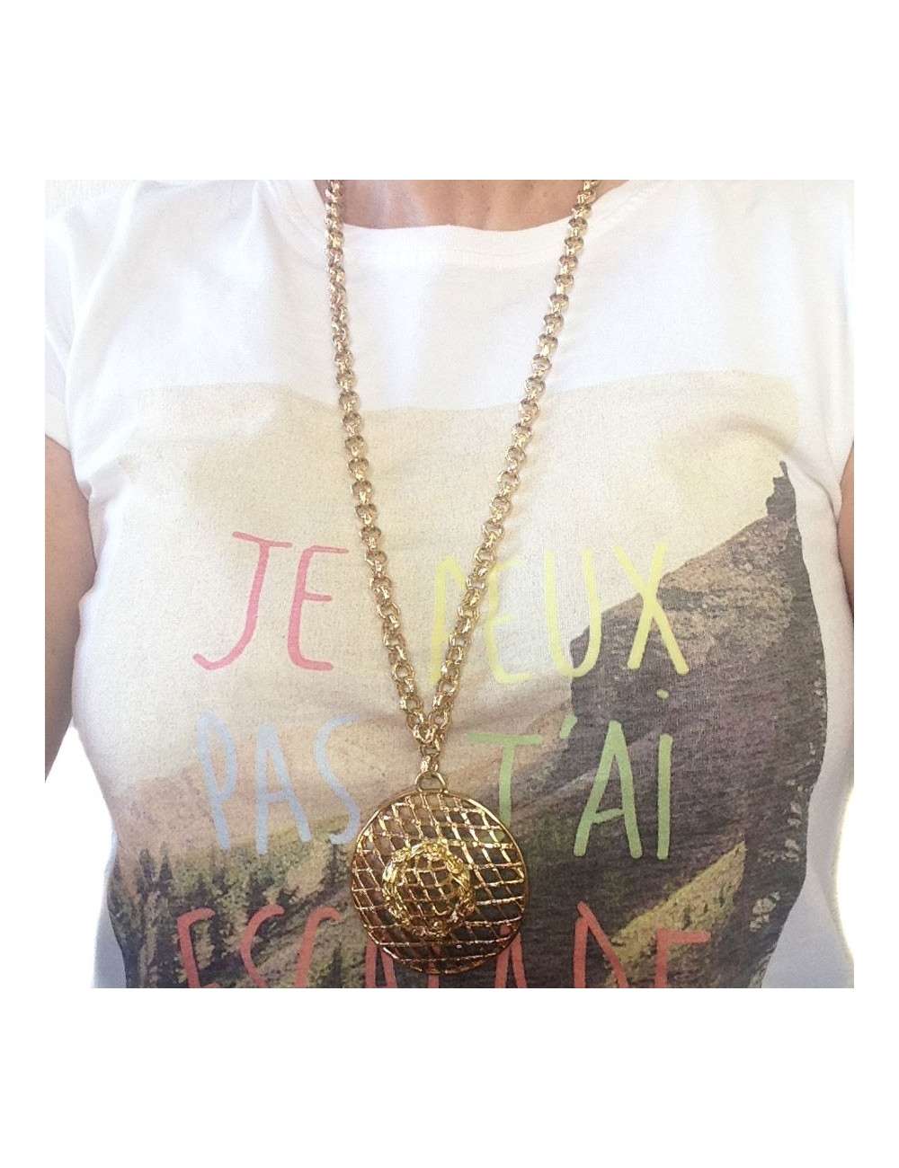 Collier en métal doré autres marques