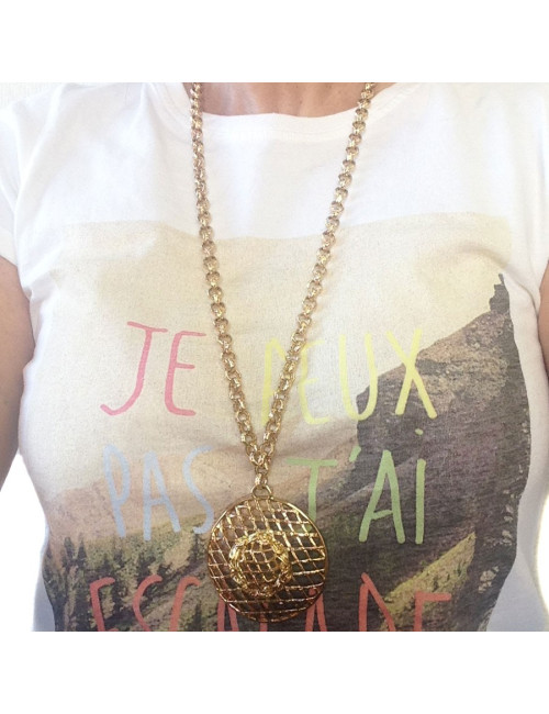 Collier doré esprit couture et pendentif chapeau sans marque