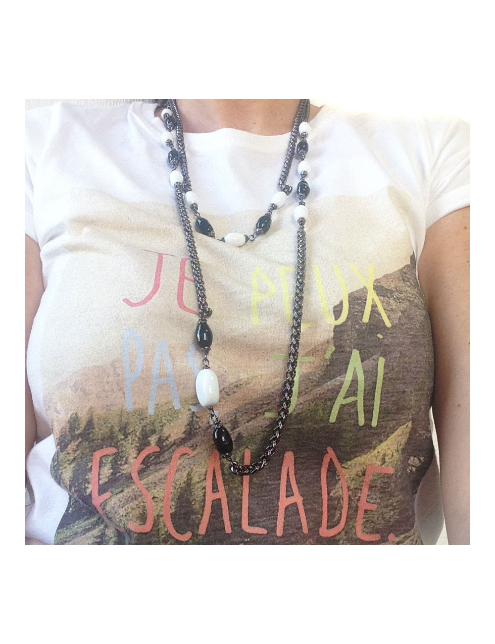 Sautoir MARGUERITE DE VALOIS chaîne ruthénium et pâte de verre blanche et noire