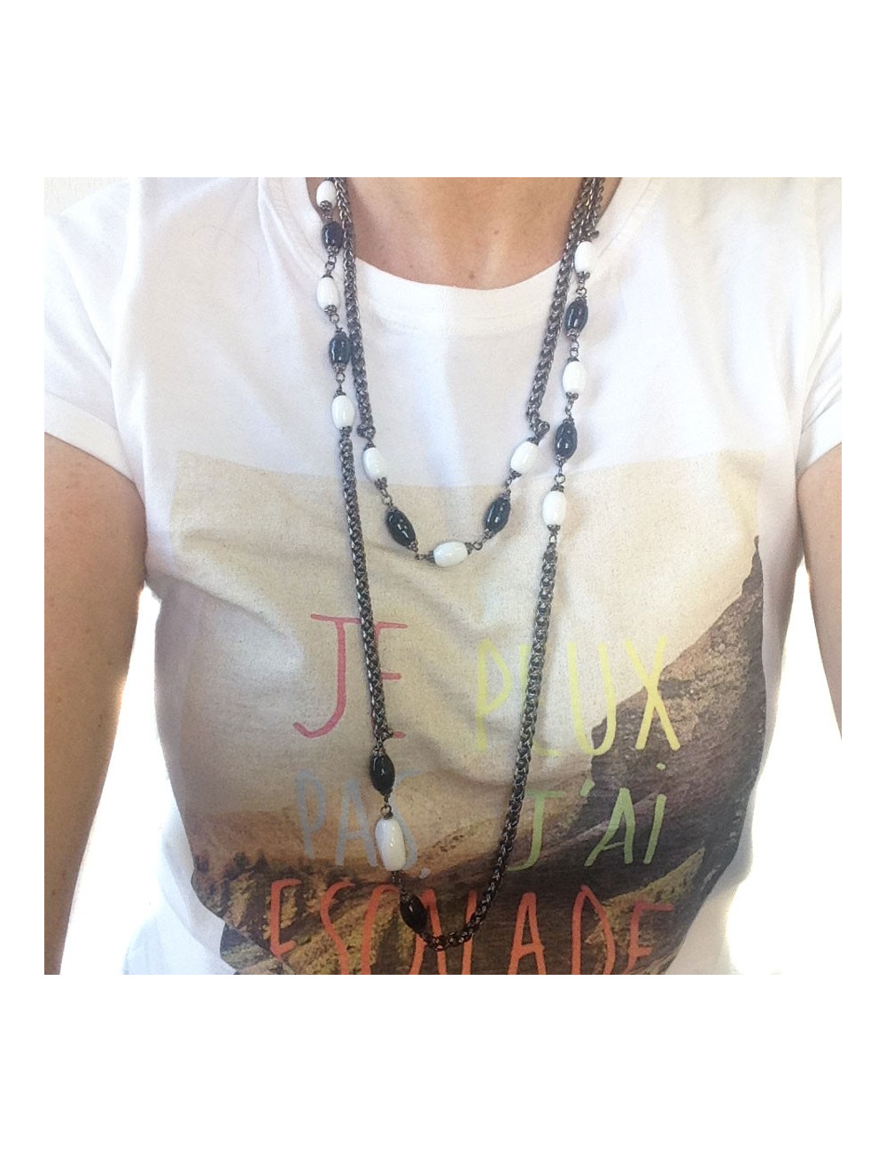 Sautoir MARGUERITE DE VALOIS chaîne ruthénium et pâte de verre blanche et noire