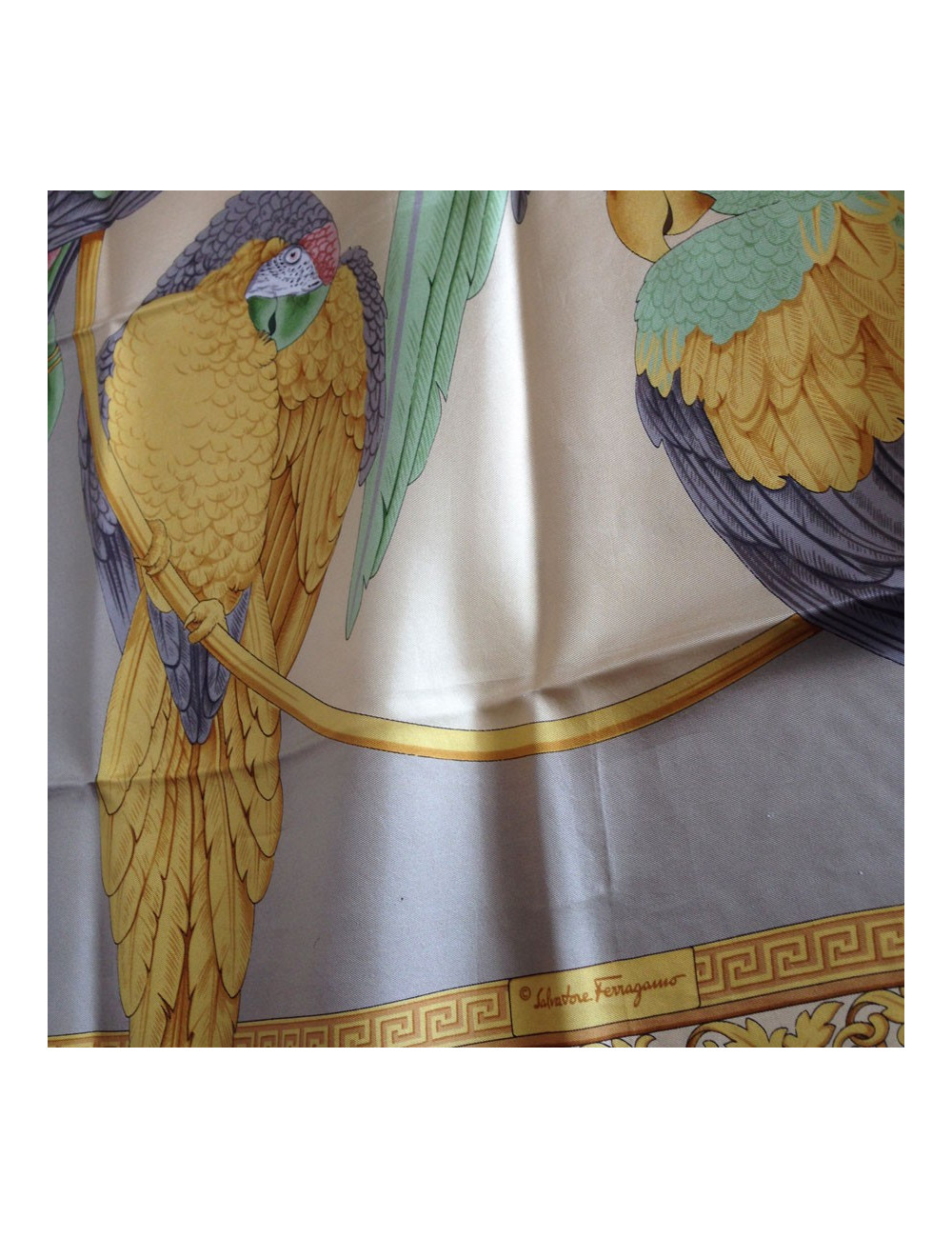 Carré de soie SALVATORE FERRAGAMO motif perroquets mauves vintage