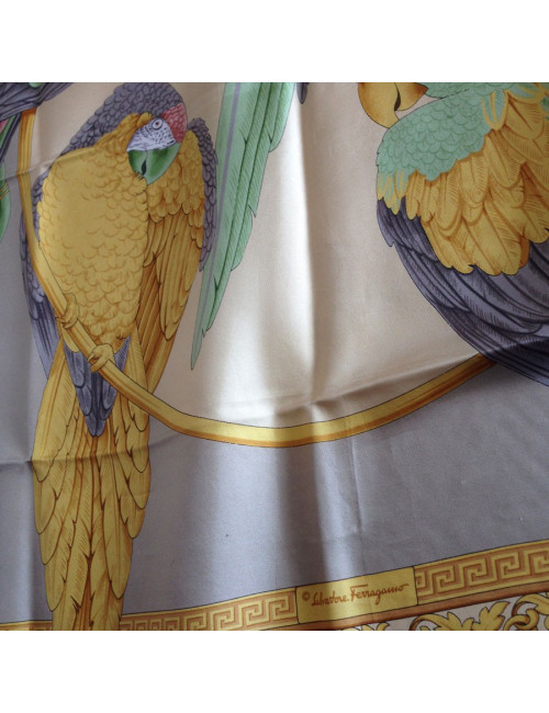 Carré de soie SALVATORE FERRAGAMO motif perroquets mauves vintage